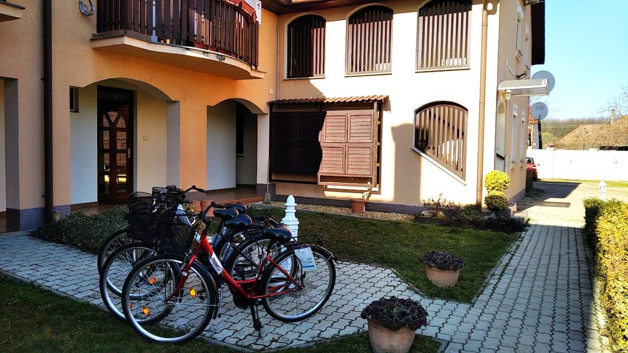 Hellasz Apartman Gyula Exterior photo