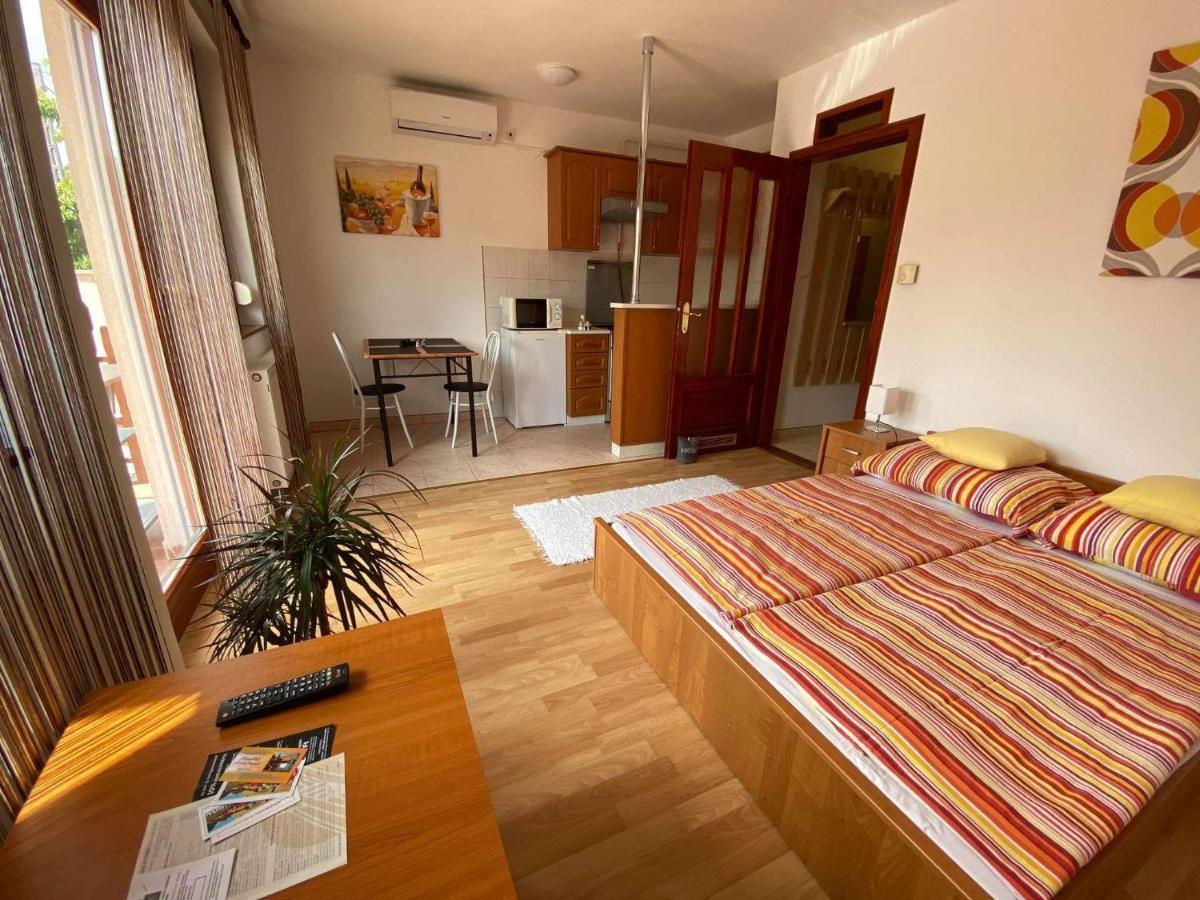 Hellasz Apartman Gyula Exterior photo