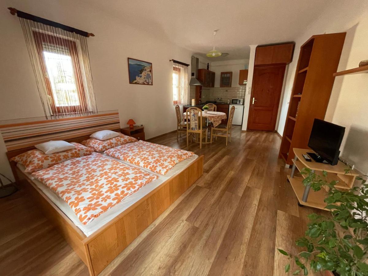 Hellasz Apartman Gyula Exterior photo