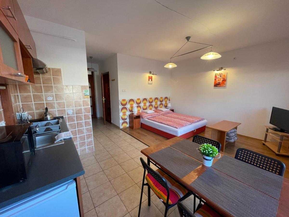 Hellasz Apartman Gyula Exterior photo