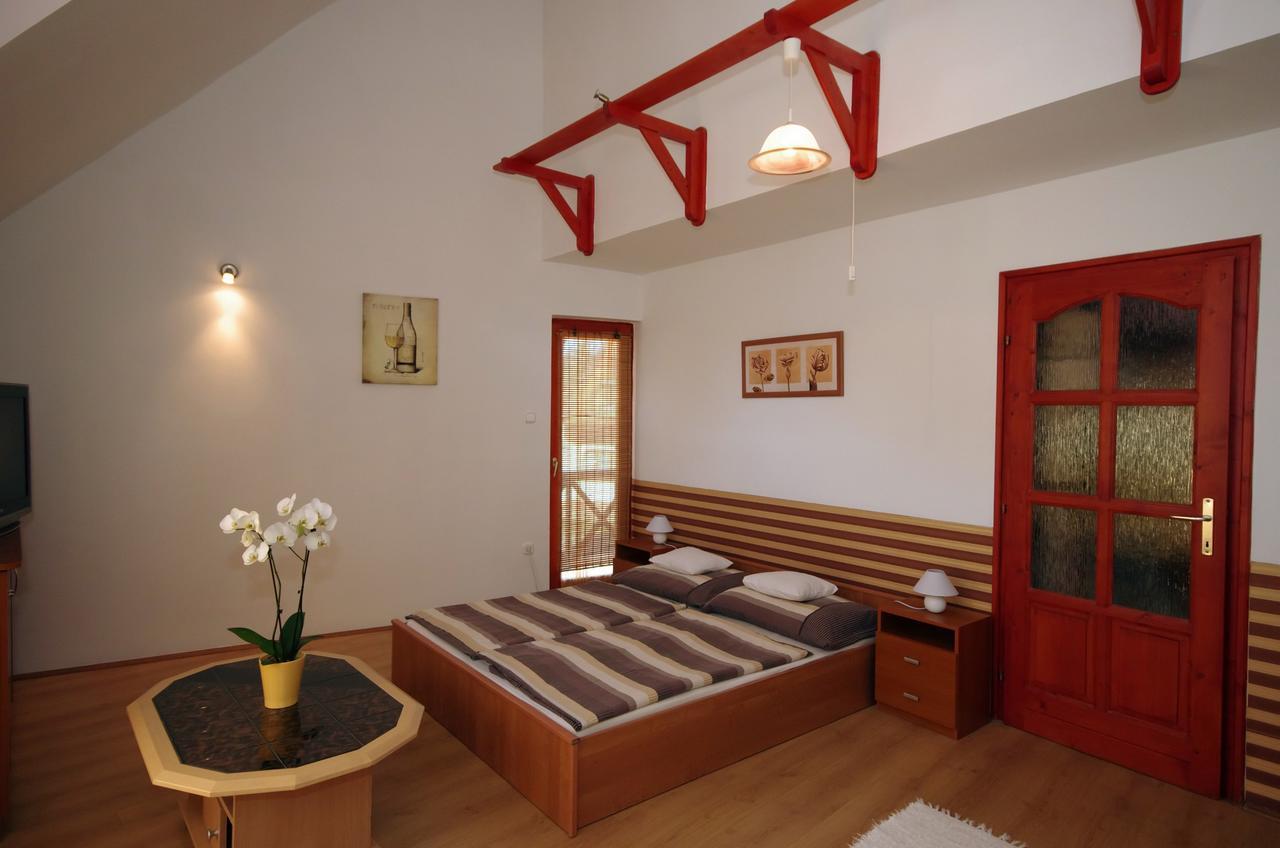 Hellasz Apartman Gyula Room photo
